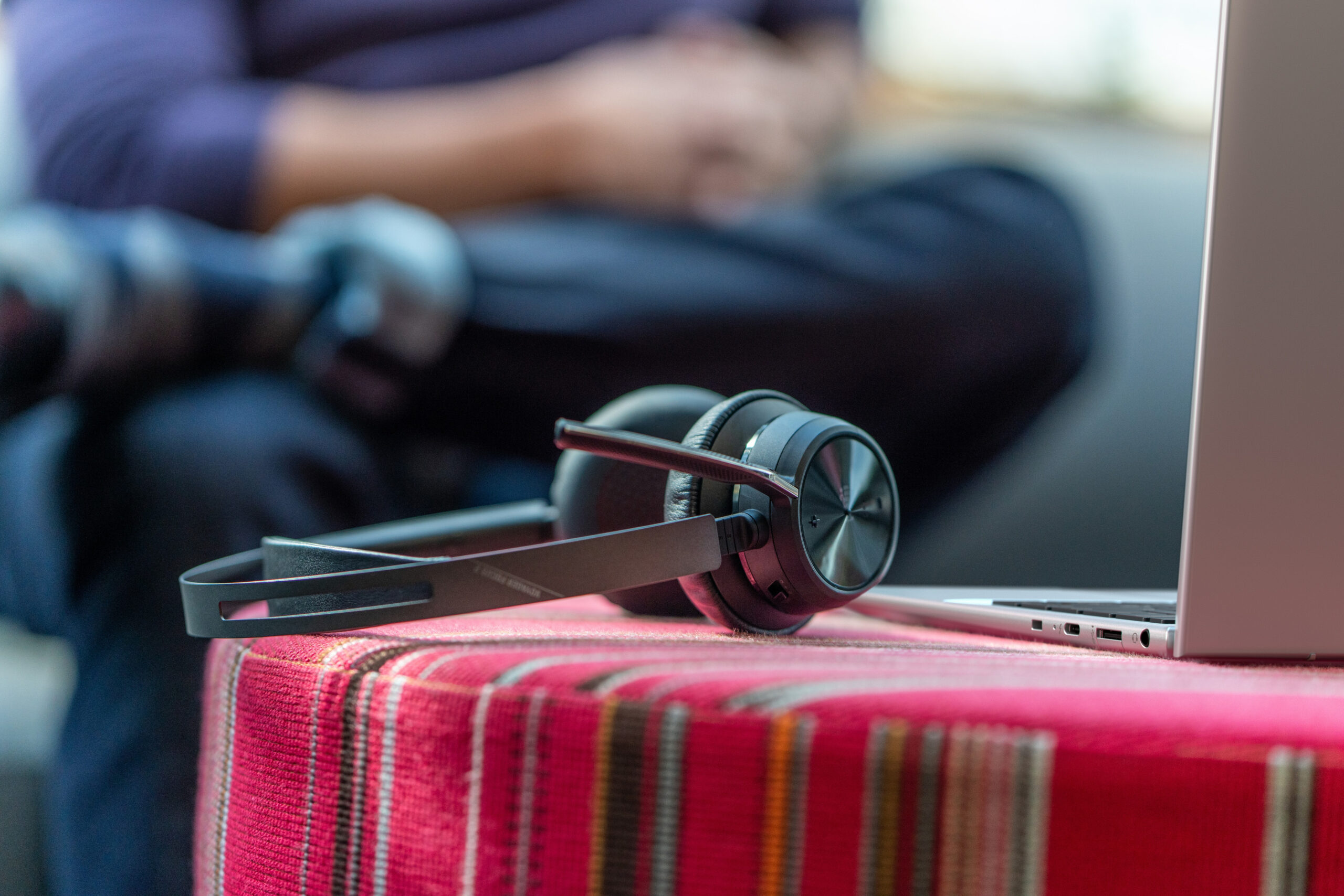 POLY Voyager Focus 2 USB-A Headset met oplaadstatief - Afbeelding 7